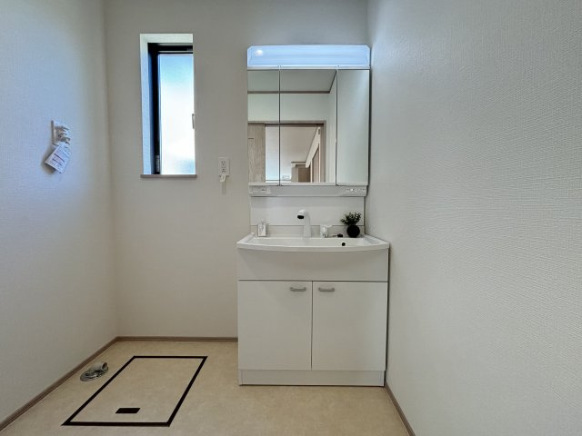 守山区川北町2期｜名古屋市の戸建ならホームアップの独立洗面台|【売主施工例】三面鏡で朝の身支度に最適