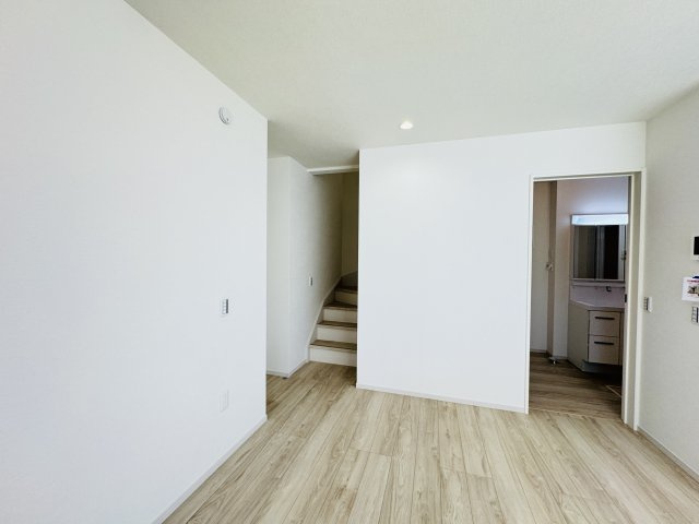 流山市三輪野山１丁目新築戸建（三輪野山８期）の居間・リビング|家族の顔が見えるリビングイン階段