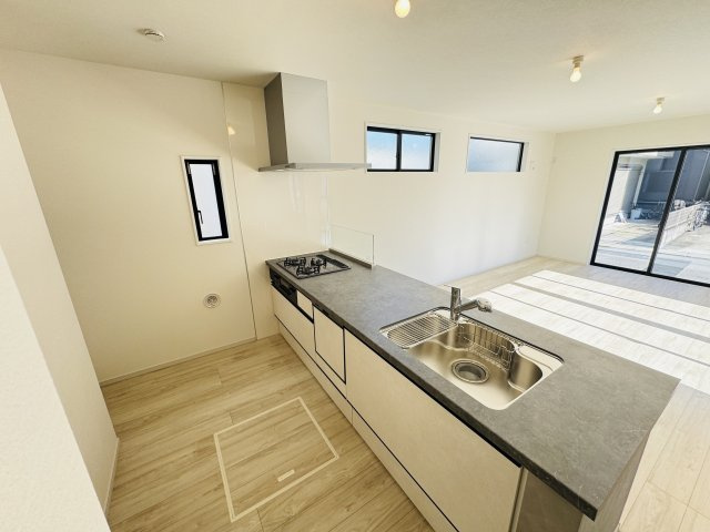 流山市三輪野山１丁目新築戸建（三輪野山８期）のキッチン|お手入れしやすいレンジフード・シンクの水栓には浄水器がついてます！