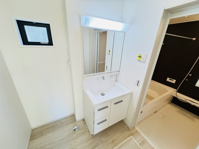 流山市三輪野山１丁目新築戸建（三輪野山８期）の独立洗面台|シャワーヘッド付き三面鏡洗面化粧台