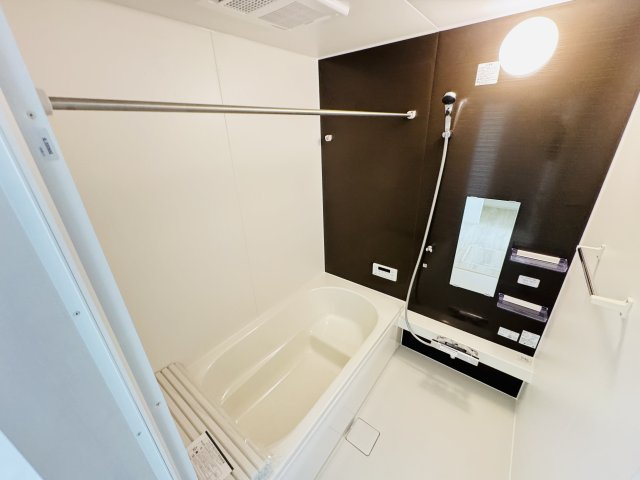 流山市三輪野山１丁目新築戸建（三輪野山８期）の浴室|手元で水流切り替えシャワーヘッド・足を伸ばせる広々浴槽で毎日リラックス♪