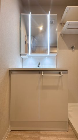 【独立洗面台】 | サンモリッツ門司港☆仲介手数料無料☆ | １日の始まりを迎える、この場所。大きな鏡と明るい照明が、眠たい朝も優しく包みます。
シャンプードレッサー仕様で、落ちた髪の毛を流すのもラクチン♪