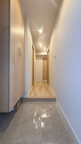 【玄関】 | サンモリッツ門司港☆仲介手数料無料☆ | シューズボックス付きで玄関周りもスッキリ。品格を感じさせる落ち着いた空間です。