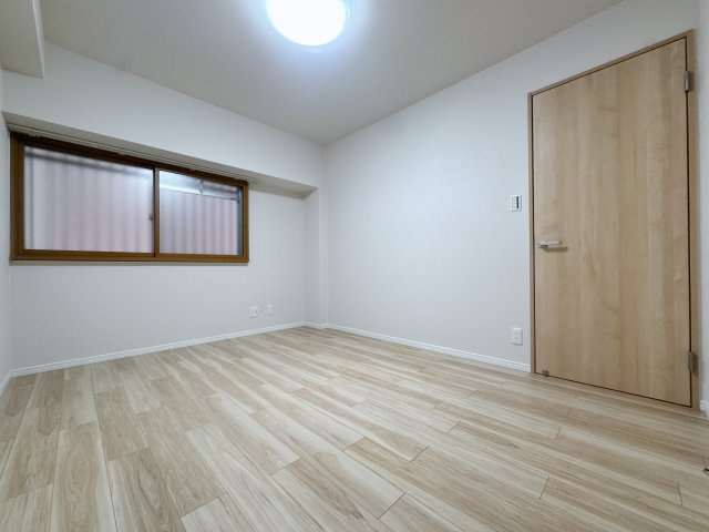 【洋室】 | サンモリッツ門司港☆仲介手数料無料☆ | 居住スペースをしっかり確保した、家具配置のしやすい機能的なレイアウト。帰宅後、一人の時間をゆったりと贅沢に過ごせる落ち着いた空間です♪