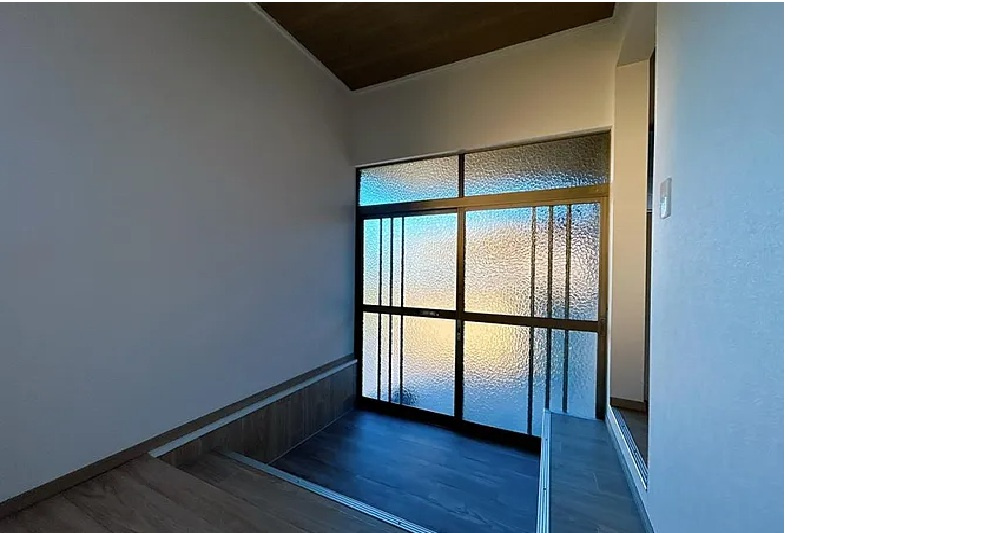 八代市鏡町下有佐戸建の玄関