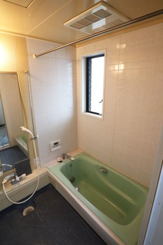 阿恵中古戸建の浴室|荷物撤去後のイメージ写真になります。