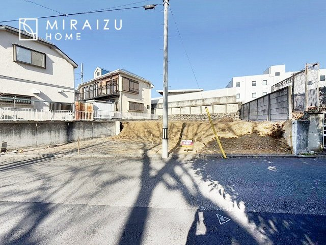 【前面道路含む現地写真】 | 陽の光をたっぷりと浴びながら気持ち良く生活が出来ます。夢のマイホーム、夢ではなく実現出来ます！見学・ご相談等、お気軽にご連絡下さい。