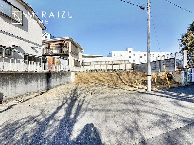 【外観】 | 運転が不安な方も安心な前面道路、きちんと幅員のある道路は女性にも安心です。整備されている道路は気持ちも良いですね♪
