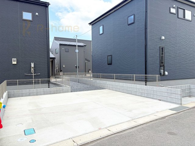 小美玉市羽鳥13期　新築戸建て　2号棟の駐車場|カースペースは3台完備。ゲスト用のスペースも確保できますね♪