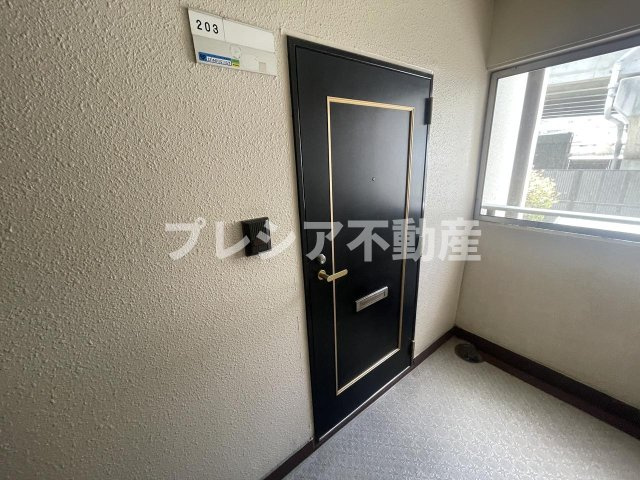 ロイヤルメゾン甲子園口3の玄関