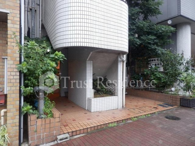 【エントランス】 | リバーサイドオオハシ | エントランス前