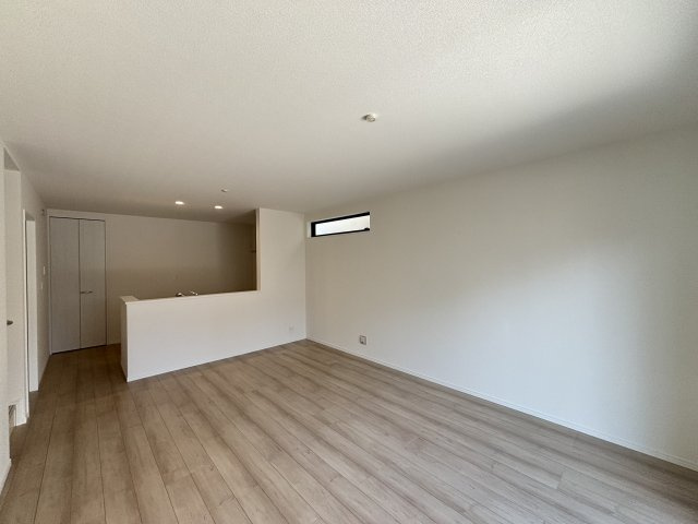 南区曽池町2丁目｜名古屋市の戸建ならホームアップの居間・リビング|南から陽射しが入り明るいリビング