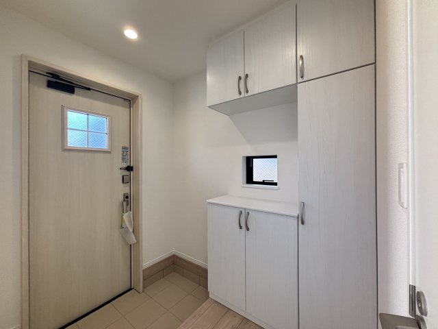 南区曽池町2丁目｜名古屋市の戸建ならホームアップの玄関|収納力あるシューズボックス付き