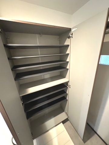 【玄関】 | ベイルーム湘南台 | シューズボックスは高さ可動式の大容量サイズとなっており女性にもおススメです♪