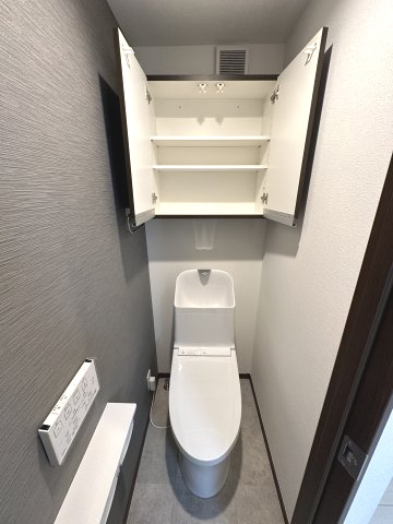 【トイレ】 | ベイルーム湘南台 | 温水洗浄便座付き＆便利な収納付きです♪