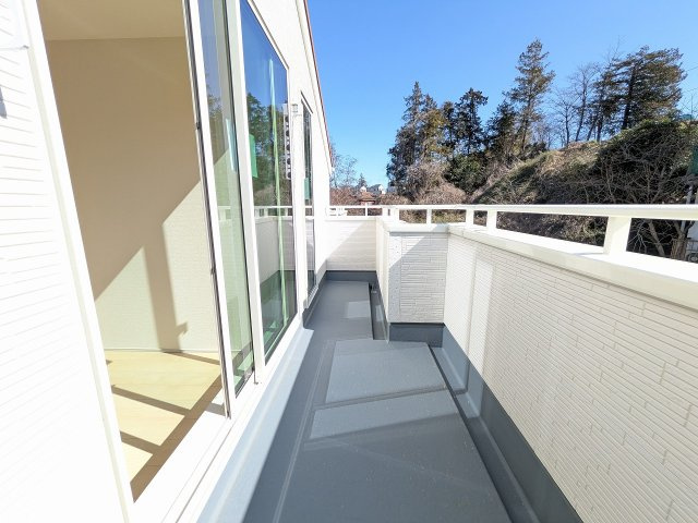 八王子市　寺田町　新築一戸建て　２期のバルコニー|～2部屋から出入り可能なバルコニー～