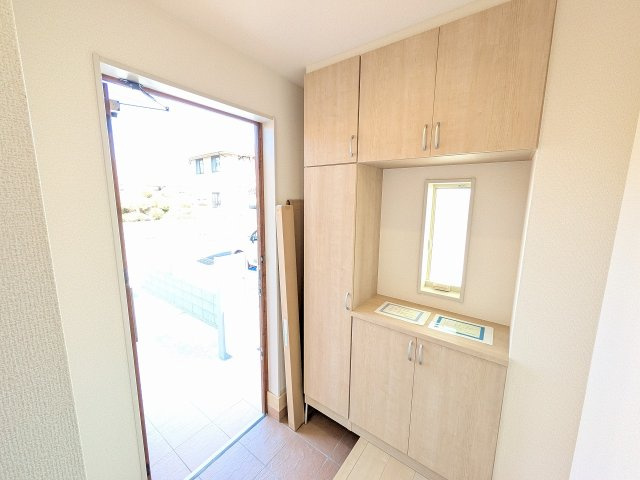 八王子市　寺田町　新築一戸建て　２期の玄関|シューズインクローク付き 物が溢れがちな玄関をスッキリとした状態に保てます