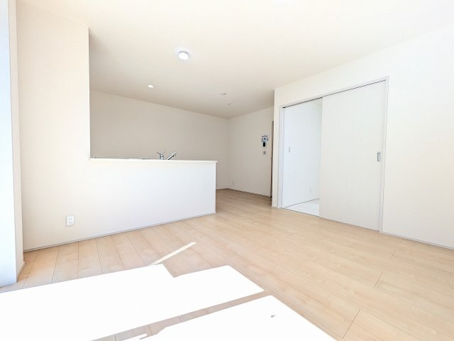 八王子市　寺田町　新築一戸建て　２期の居間・リビング|～14.25帖の明るいLDKで、家族団欒の時間をお過ごしいただけます～