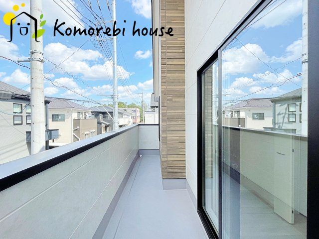 さいたま市北区本郷町　14期　新築一戸建て　KEIAI GRACE　01のバルコニー|開放的で明るい空間を演出してくれるバルコニーです