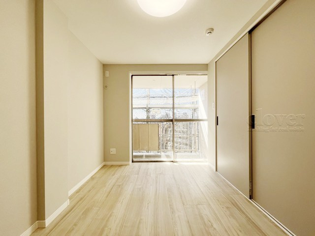 【子供部屋】 | 用賀コーポラス | 洋室2　窓から明るい光が差し込む洋室。ベッドを置いて個人居室にする場合は、多くの時間を過ごすことになる空間です。使い勝手や落ち着きを想像してください。～即日のご見学可能～　お問合せはお気軽にどうぞ。