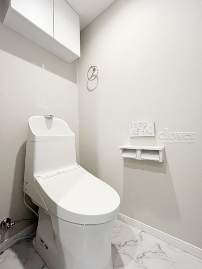 【トイレ】 | 用賀コーポラス | 温水洗浄便座つき　上部に収納を備えたトイレです。自宅の中でも最もプライベートな空間だからこそ、ほしい「落ち着き」がここにあります。～即日のご見学可能～　お問合せはお気軽にどうぞ。