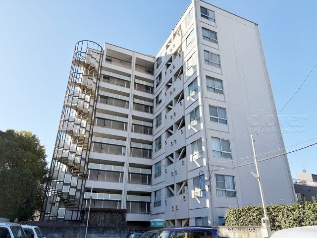 【現況写真】 | 用賀コーポラス | 前面道路と外観の様子です。～即日のご見学可能～　お問合せはお気軽にどうぞ。
