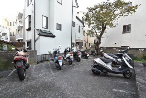 【駐車場】 | 用賀コーポラス | バイク置き場。空き区画の有無や駐輪料金、サイズおよび排気量規定などについては、改めてお問い合わせください。～即日のご見学可能～　お問合せはお気軽にどうぞ。