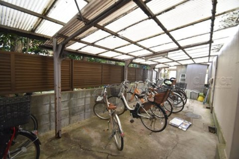 【駐輪場】 | 用賀コーポラス | 自転車置き場。マンションの共用部にあたります。空きの有無や駐輪料金、各戸の台数制限などについては、改めてお問い合わせください。～即日のご見学可能～　お問合せはお気軽にどうぞ。
