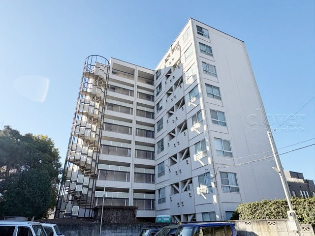 【外観】 | 用賀コーポラス | 青空によく映える建物です。手入れの行き届いた外壁やマンション正面エントランスなど、綺麗な姿をぜひ一度、現地にてご覧ください。～即日のご見学可能～　お問合せはお気軽にどうぞ。
