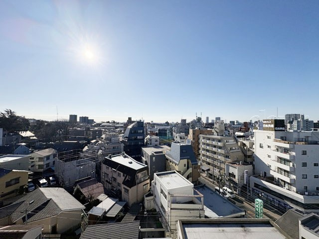 【展望】 | 用賀コーポラス | 眼前に広がる空の雄大さと、このお部屋の自慢の一つである「眺望」をご覧ください。毎日、この景色を独り占めできる新生活に夢が広がります。～即日のご見学可能～　お問合せはお気軽にどうぞ。