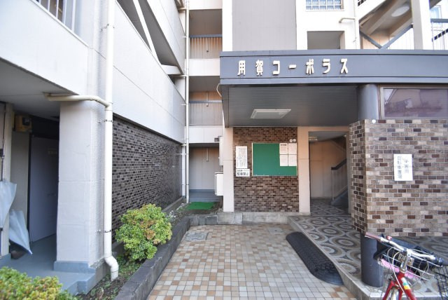 【エントランス】 | 用賀コーポラス | マンションの正面エントランス。出入りする人間を癒してくれるマンション入り口であり、その建物の「顔」でもあります。～即日のご見学可能～　お問合せはお気軽にどうぞ。
