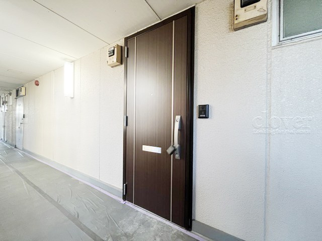 【その他共用部分】 | 用賀コーポラス | ダブルロック式の玄関ドアが皆様をお出迎え。お部屋のセキュリティの観点からも、うれしい設備ですね。玄関の色もシックで良い感じです。～即日のご見学可能～　お問合せはお気軽にどうぞ。