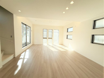 【居間・リビング】 | 【仲介手数料３７０万円が無料！】■梅ヶ丘駅７分■南道路■プレミアムクラス | 諸費用３７０万円ＯＦＦ！
決算特別キャンペーン！
家計応援の限界に挑戦中！
■梅丘駅７分
■４ＬＤＫ＋車庫台＋ロフト
■天井の高いリビング
■南道路面で陽当り良好
■耐震性、断熱性が高い家