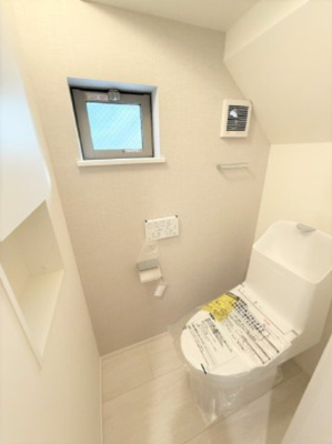 【トイレ】 | 【仲介手数料３７０万円が無料！】■梅ヶ丘駅７分■南道路■プレミアムクラス | 諸費用３７０万円ＯＦＦ！
決算特別キャンペーン！
家計応援の限界に挑戦中！
■梅丘駅７分
■４ＬＤＫ＋車庫台＋ロフト
■天井の高いリビング
■南道路面で陽当り良好
■耐震性、断熱性が高い家