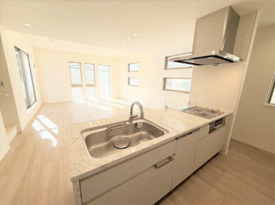 【キッチン】 | 【仲介手数料３７０万円が無料！】■梅ヶ丘駅７分■南道路■プレミアムクラス | 諸費用３７０万円ＯＦＦ！
決算特別キャンペーン！
家計応援の限界に挑戦中！
■梅丘駅７分
■４ＬＤＫ＋車庫台＋ロフト
■天井の高いリビング
■南道路面で陽当り良好
■耐震性、断熱性が高い家