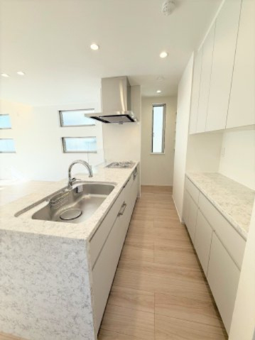 【キッチン】 | 【仲介手数料３７０万円が無料！】■梅ヶ丘駅７分■南道路■プレミアムクラス | 諸費用３７０万円ＯＦＦ！
決算特別キャンペーン！
家計応援の限界に挑戦中！
■梅丘駅７分
■４ＬＤＫ＋車庫台＋ロフト
■天井の高いリビング
■南道路面で陽当り良好
■耐震性、断熱性が高い家