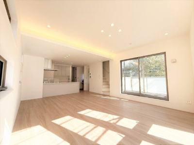 【居間・リビング】 | 【仲介手数料３７０万円が無料！】■梅ヶ丘駅７分■南道路■プレミアムクラス | 決算特別キャンペーン！
家計応援の限界に挑戦中！
詳細は「諸費用」欄をご確認下さい！
■梅丘駅７分
■４ＬＤＫ＋車庫台＋ロフト
■天井の高いリビング
■南道路面で陽当り良好
■耐震性、断熱性が高い家