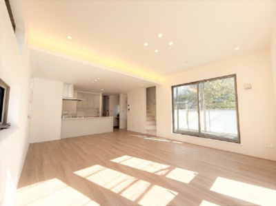 【居間・リビング】 | 【仲介手数料３７０万円が無料！】■梅ヶ丘駅７分■南道路■プレミアムクラス | 春の特別キャンペーン！
日本一の家計応援サービスに挑戦中！
「物件概要」の「諸費用」欄をご確認下さい！
■梅丘駅７分
■４ＬＤＫ＋車庫台＋ロフト
■天井の高いリビング
■南道路面で陽当り良好