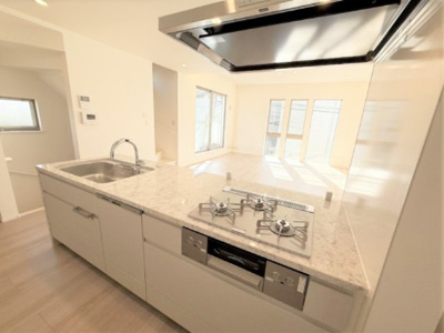 【キッチン】 | 【仲介手数料３７０万円が無料！】■梅ヶ丘駅７分■南道路■プレミアムクラス | 諸費用３７０万円ＯＦＦ！
決算特別キャンペーン！
家計応援の限界に挑戦中！
■梅丘駅７分
■４ＬＤＫ＋車庫台＋ロフト
■天井の高いリビング
■南道路面で陽当り良好
■耐震性、断熱性が高い家