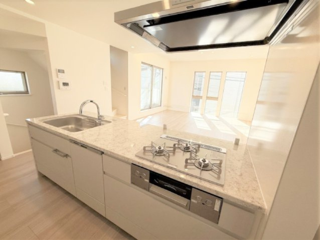 【キッチン】 | 【仲介手数料３７０万円が無料！】■梅ヶ丘駅７分■南道路■プレミアムクラス | 諸費用３７０万円ＯＦＦ！
決算特別キャンペーン！
家計応援の限界に挑戦中！
■梅丘駅７分
■４ＬＤＫ＋車庫台＋ロフト
■天井の高いリビング
■南道路面で陽当り良好
■耐震性、断熱性が高い家