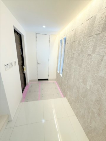 【玄関】 | 【仲介手数料３７０万円が無料！】■梅ヶ丘駅７分■南道路■プレミアムクラス | 決算特別キャンペーン！
家計応援の限界に挑戦中！
詳細は「諸費用」欄をご確認下さい！
■梅丘駅７分
■４ＬＤＫ＋車庫台＋ロフト
■天井の高いリビング
■南道路面で陽当り良好
■耐震性、断熱性が高い家