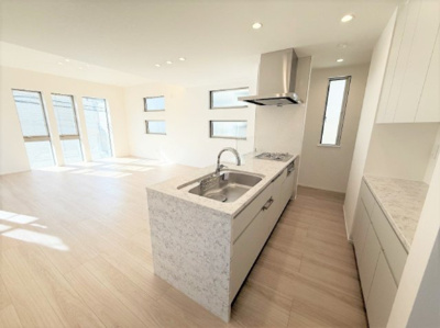 【キッチン】 | 【仲介手数料３７０万円が無料！】■梅ヶ丘駅７分■南道路■プレミアムクラス | 決算特別キャンペーン！
家計応援の限界に挑戦中！
詳細は「諸費用」欄をご確認下さい！
■梅丘駅７分
■４ＬＤＫ＋車庫台＋ロフト
■天井の高いリビング
■南道路面で陽当り良好
■耐震性、断熱性が高い家