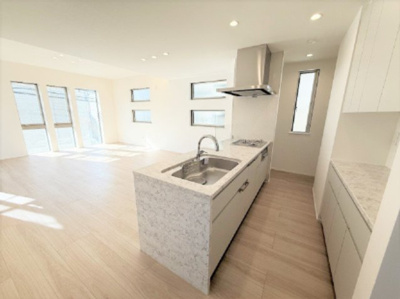 【キッチン】 | 【仲介手数料３７０万円が無料！】■梅ヶ丘駅７分■南道路■プレミアムクラス | 春の特別キャンペーン！
日本一の家計応援サービスに挑戦中！
「物件概要」の「諸費用」欄をご確認下さい！
■梅丘駅７分
■４ＬＤＫ＋車庫台＋ロフト
■天井の高いリビング
■南道路面で陽当り良好