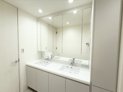 【独立洗面台】 | 【仲介手数料３７０万円が無料！】■梅ヶ丘駅７分■南道路■プレミアムクラス | 諸費用３７０万円ＯＦＦ！
決算特別キャンペーン！
家計応援の限界に挑戦中！
■梅丘駅７分
■４ＬＤＫ＋車庫台＋ロフト
■天井の高いリビング
■南道路面で陽当り良好
■耐震性、断熱性が高い家