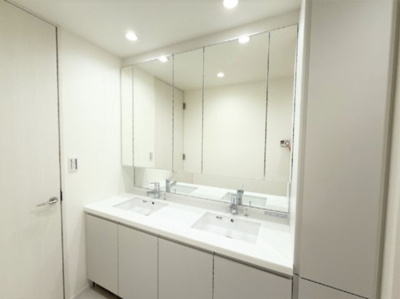 【独立洗面台】 | 【仲介手数料３７０万円が無料！】■梅ヶ丘駅７分■南道路■プレミアムクラス | 諸費用３７０万円ＯＦＦ！
春の特別キャンペーン！
日本一の家計応援サービスに挑戦中！
■梅丘駅７分
■４ＬＤＫ＋車庫台＋ロフト
■天井の高いリビング
■南道路面で陽当り良好
■耐震性、断熱性が高い家