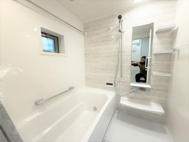 【浴室】 | 【仲介手数料３７０万円が無料！】■梅ヶ丘駅７分■南道路■プレミアムクラス | 諸費用３７０万円ＯＦＦ！
決算特別キャンペーン！
家計応援の限界に挑戦中！
■梅丘駅７分
■４ＬＤＫ＋車庫台＋ロフト
■天井の高いリビング
■南道路面で陽当り良好
■耐震性、断熱性が高い家