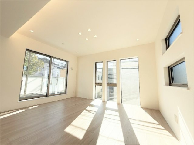 【居間・リビング】 | 【仲介手数料３７０万円が無料！】■梅ヶ丘駅７分■南道路■プレミアムクラス | 諸費用３７０万円ＯＦＦ！
決算特別キャンペーン！
家計応援の限界に挑戦中！
■梅丘駅７分
■４ＬＤＫ＋車庫台＋ロフト
■天井の高いリビング
■南道路面で陽当り良好
■耐震性、断熱性が高い家