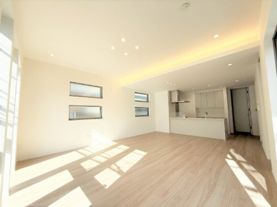 【居間・リビング】 | 【仲介手数料３７０万円が無料！】■梅ヶ丘駅７分■南道路■プレミアムクラス | 諸費用３７０万円ＯＦＦ！
決算特別キャンペーン！
家計応援の限界に挑戦中！
■梅丘駅７分
■４ＬＤＫ＋車庫台＋ロフト
■天井の高いリビング
■南道路面で陽当り良好
■耐震性、断熱性が高い家