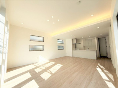 【居間・リビング】 | 【仲介手数料３７０万円が無料！】■梅ヶ丘駅７分■南道路■プレミアムクラス | 諸費用３７０万円ＯＦＦ！
春の特別キャンペーン！
日本一の家計応援サービスに挑戦中！
■梅丘駅７分
■４ＬＤＫ＋車庫台＋ロフト
■天井の高いリビング
■南道路面で陽当り良好
■耐震性、断熱性が高い家