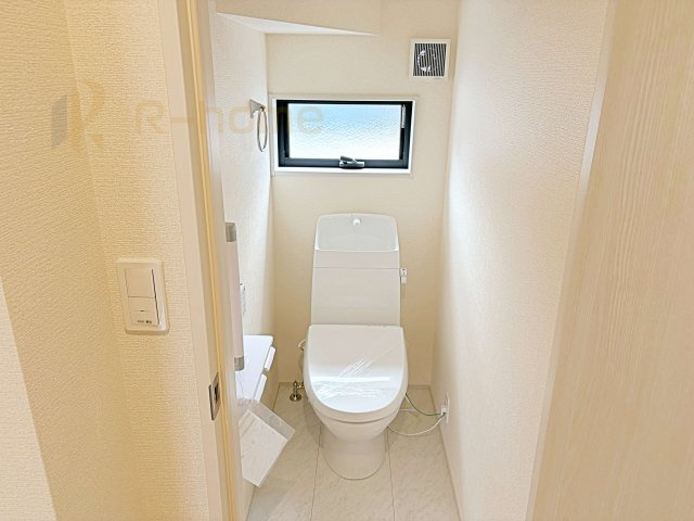小美玉市羽鳥13期　新築戸建て　4号棟のトイレ|温水洗浄便座付きのトイレ。
トイレが２ヵ所設置で朝の忙しい時間でも安心です。